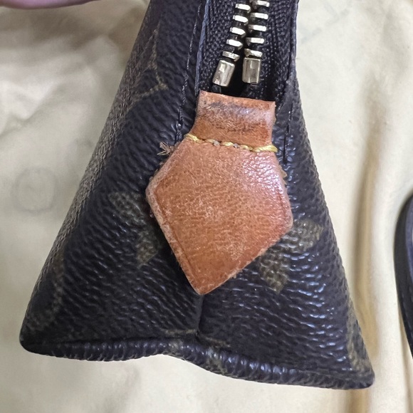Louis Vuitton Cosmetic Pouch - Picture 7 of 16